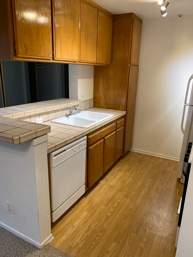 Kitchen - 340 N Hayworth Ave