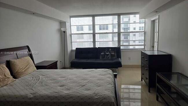 Building Photo - 18051 Biscayne Blvd