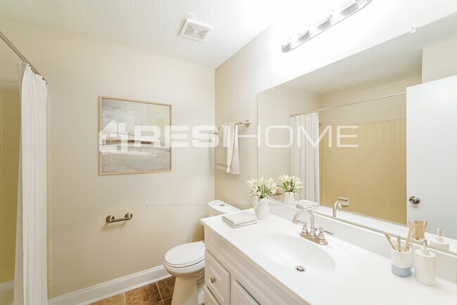 Building Photo - 1115 Shadow Creek Dr Ne