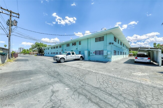 Building Photo - 1700 Rexford Dr