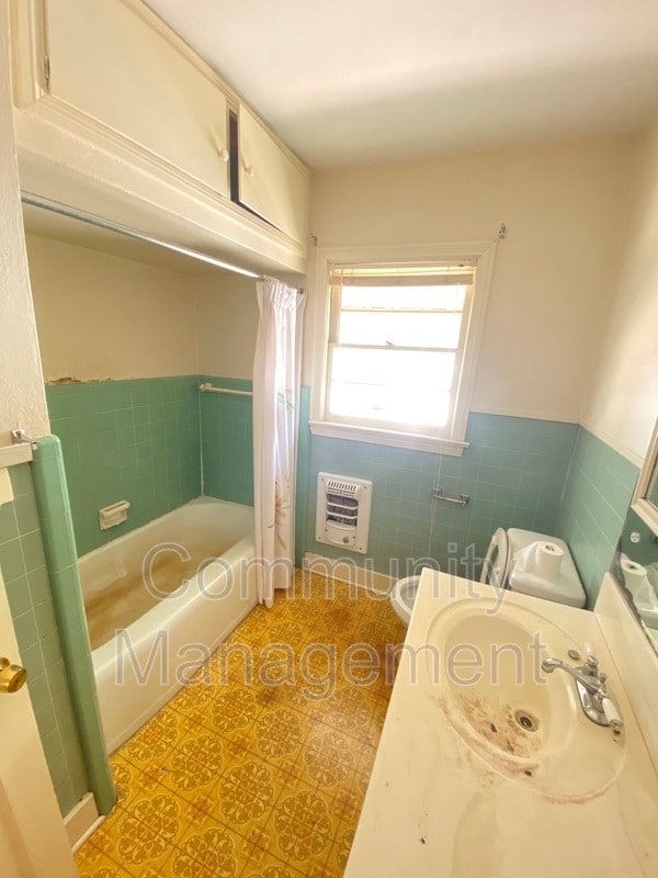 Building Photo - 821 W Garfield St