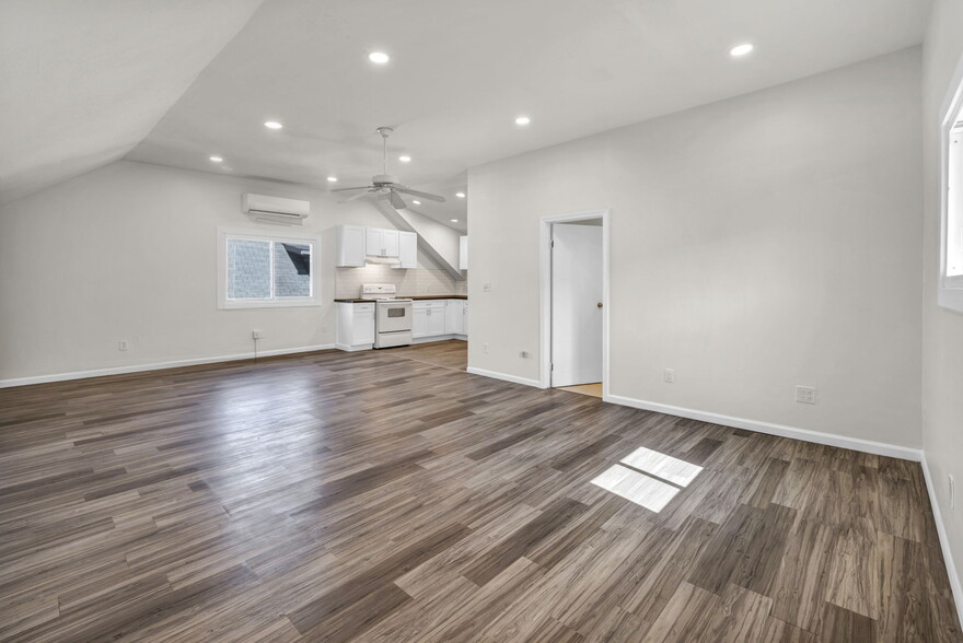 Building Photo - 1331 W 102nd St