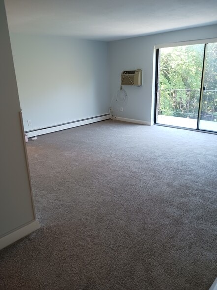 Large living area. - 27 North St