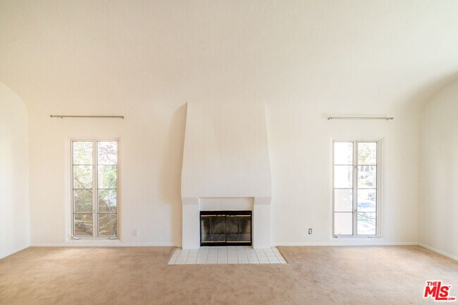 Building Photo - 441 S Bedford Dr