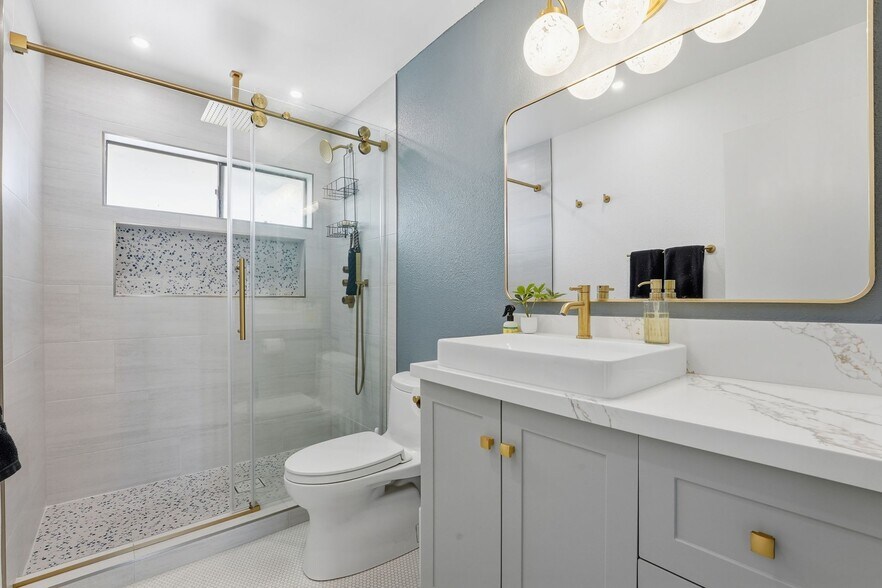 Building Photo - 450 W Vermont Ave