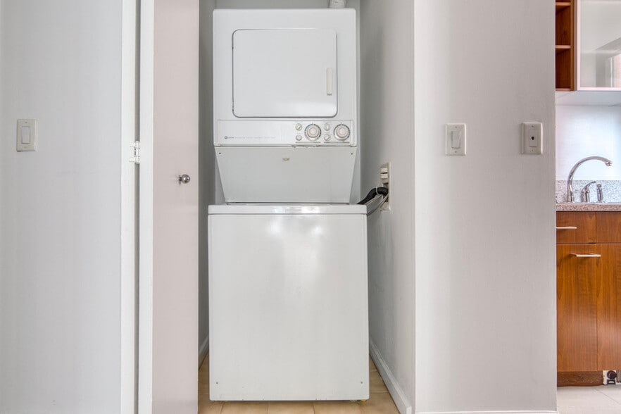 Building Photo - 535 W 23 St