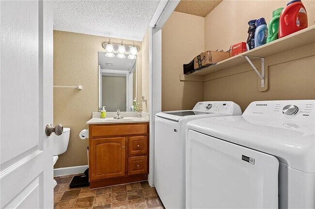 Building Photo - 9001 SW Gala Dr