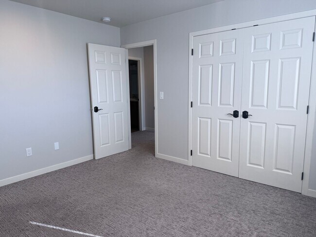 Building Photo - Stunning 4 Bedroom West Valley Townhome