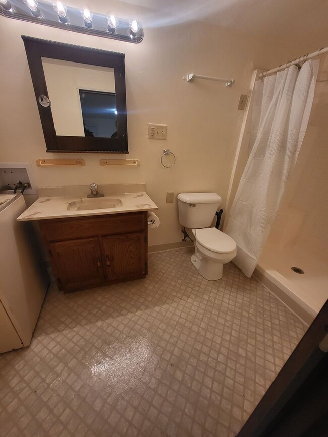 Building Photo - Clean, Well maintained ADU studio in town