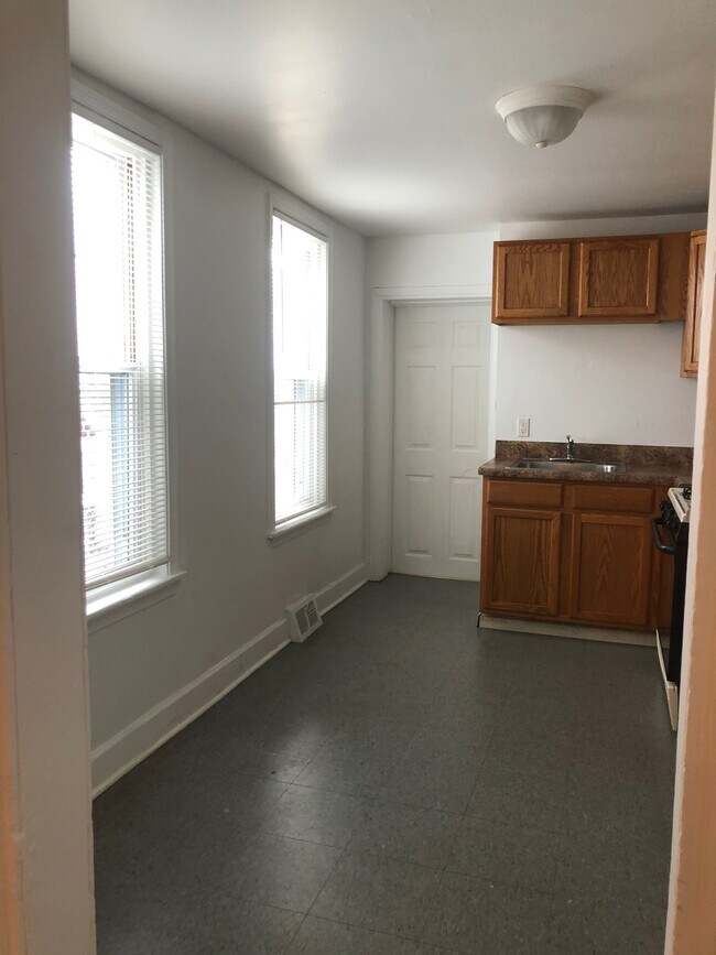 Building Photo - 1215 Linden St