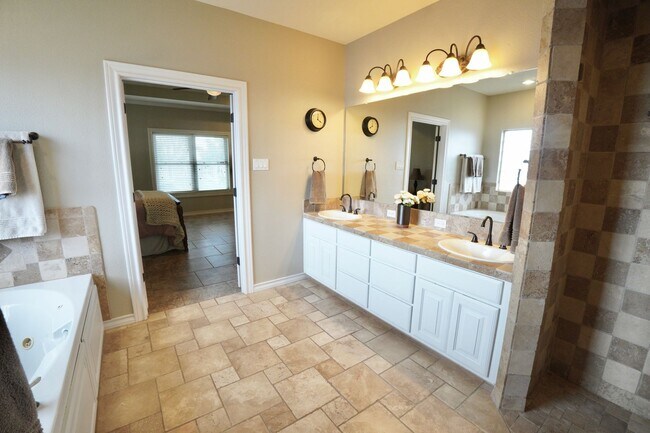 Building Photo - 4 Bedroom 3 Bathroom Home is Llano Estates!