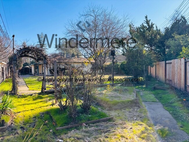 Building Photo - Charming 2 bedroom with HUGE yard in beaut...