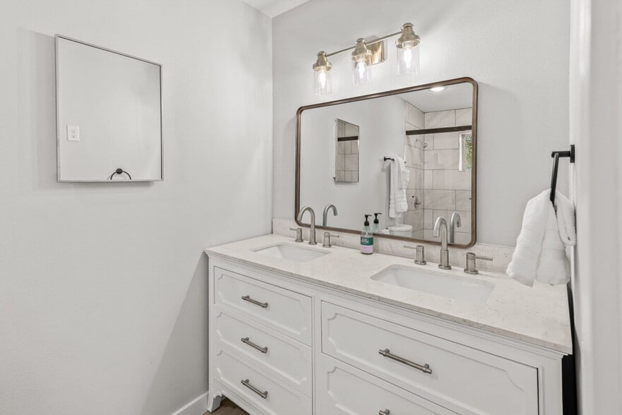 Building Photo - 201 N Dogwood St