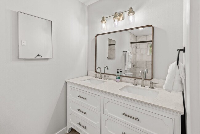 Building Photo - 201 N Dogwood St