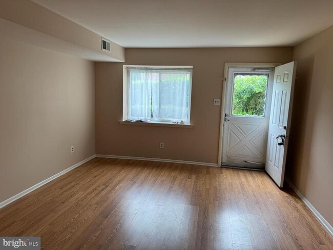 Building Photo - 603 Valley Dr