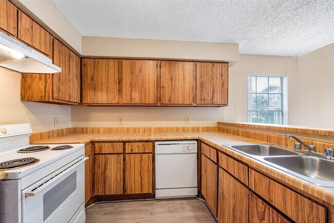 Building Photo - 6315 Cattails Ln