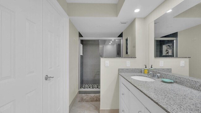 Building Photo - 450 Egret Cir