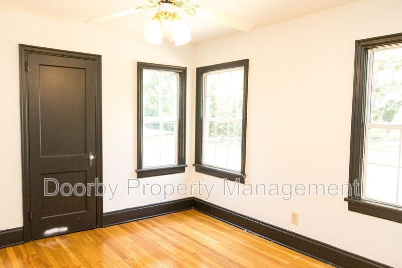 Building Photo - 219 Sequoia Dr