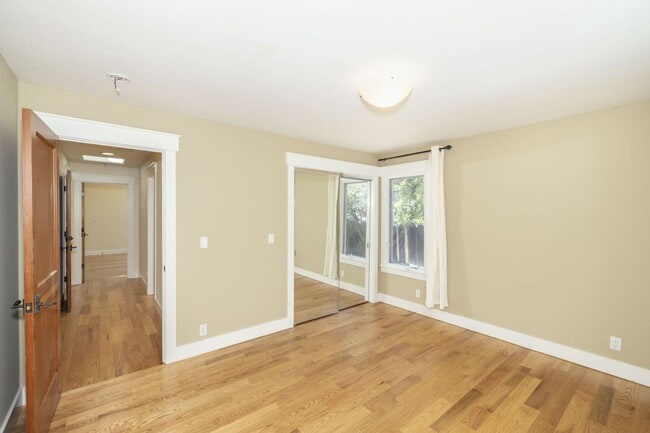 Building Photo - Lovingly Maintained 5 Bed, 3.5 Bath Execut...