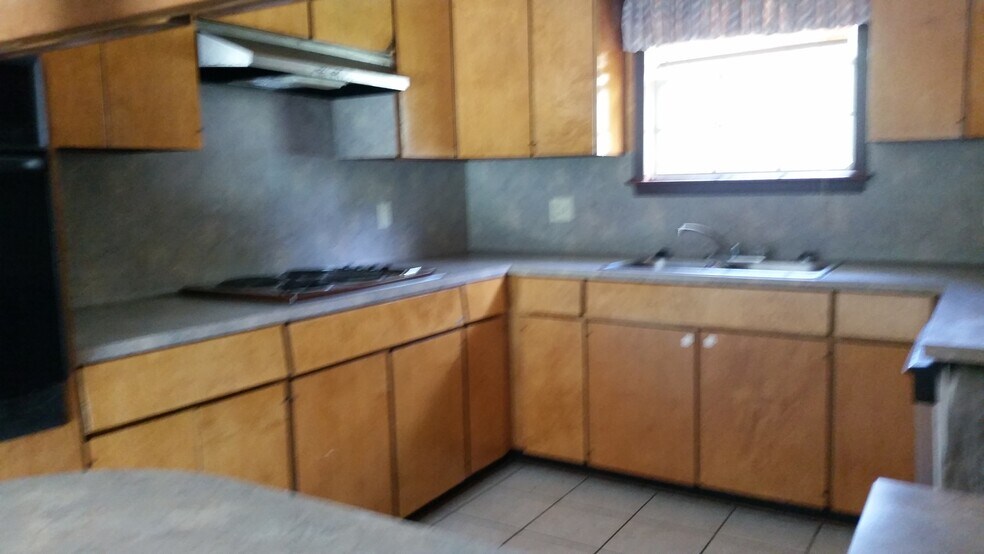 Kitchen - 9469 Macedonia Ave