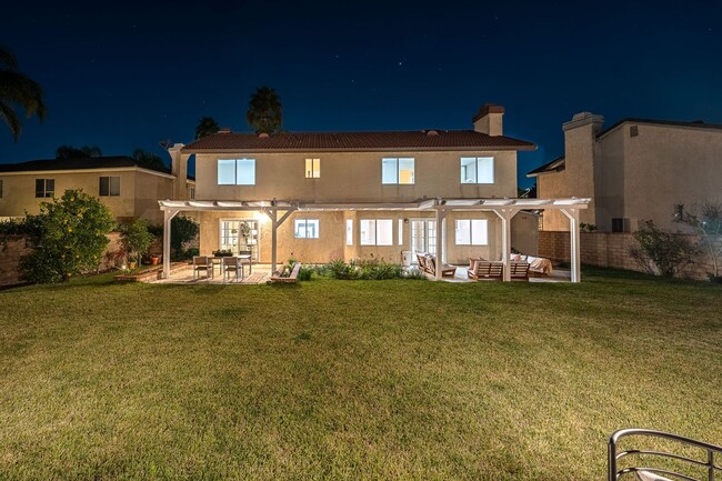 Building Photo - Fully furnished Canyon View 5 Bed Single Family