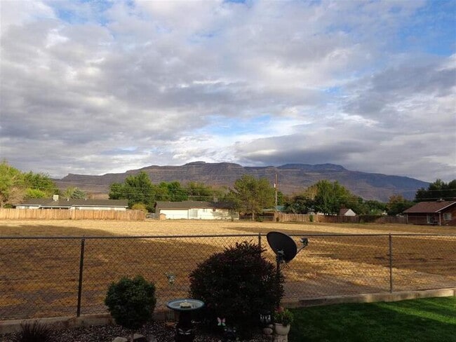 Building Photo - 137 Sunset Cir