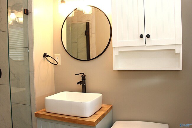 Building Photo - 1302 Philpot Ave NE