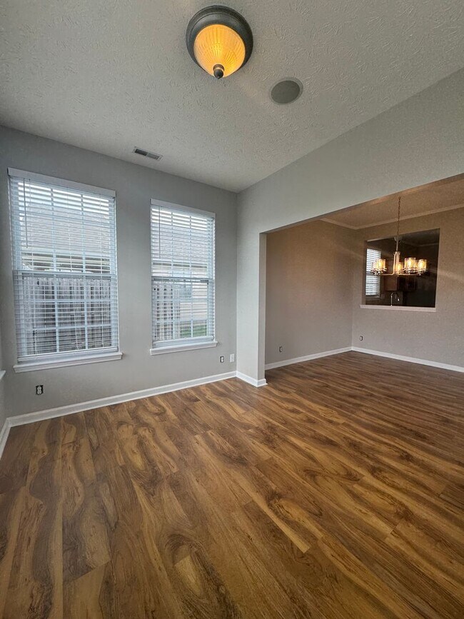 Building Photo - Three Bedroom Home with Fenced in Yard!