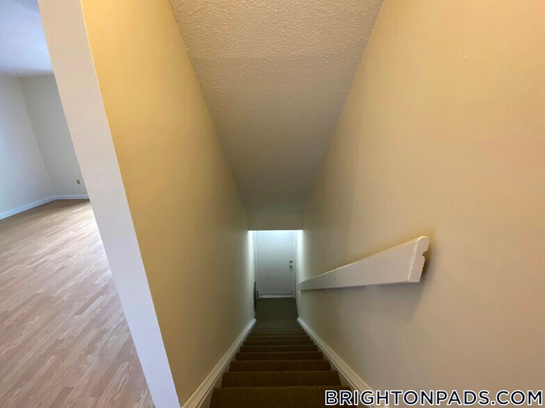 Building Photo - 152 N Beacon St