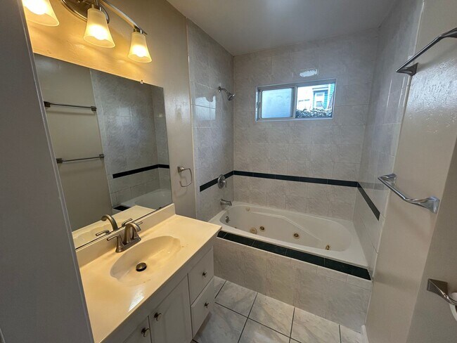 Building Photo - Bright & Sunny 3 Bed, 2 Bath Home – Just 4 Blocks from the Beach & Bay!