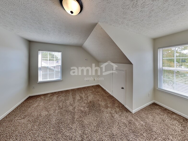 Building Photo - 2126 Burgess Ln