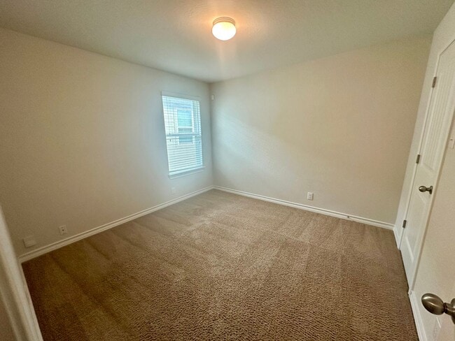 Building Photo - Fantastic Amenities ~ 4/2 Single Story w/ Refrigerator/Washer/Dryer Included ~