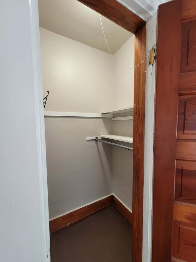 Building Photo - 3 Bedroom 1 Bath