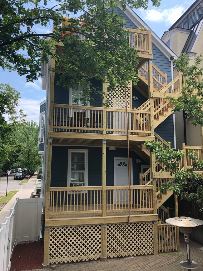 Building Photo - 702 W Schubert Ave