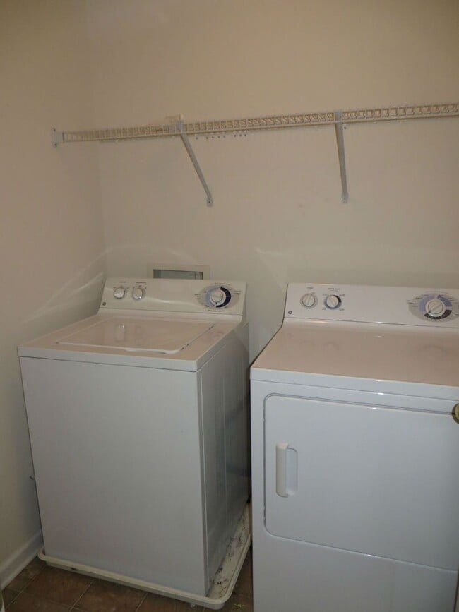Building Photo - Great 3 Bed 2.5 bath townhome in Sunset Po...