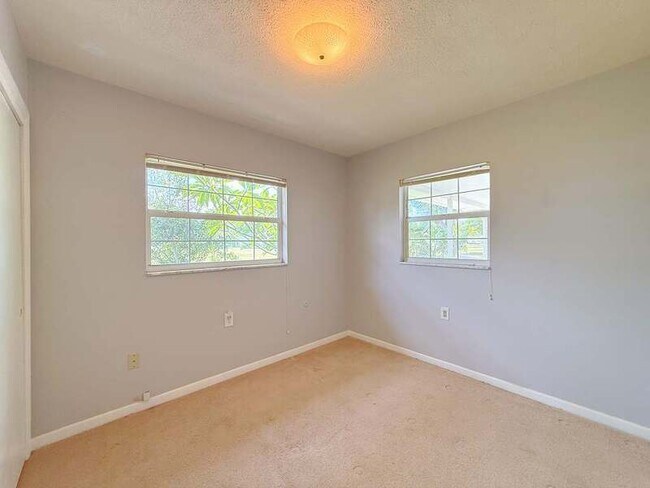 Building Photo - 213 6th Ave NW