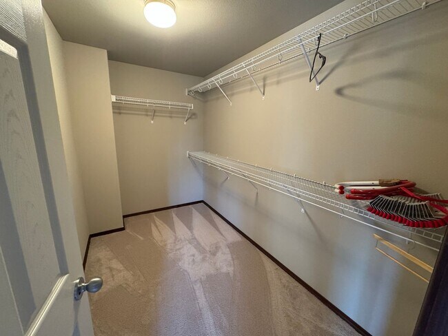 Building Photo - 3 Bed, 2.5 Bath PLUS Bonus Room