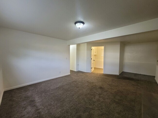 Building Photo - Charming 4 bed 2 bath