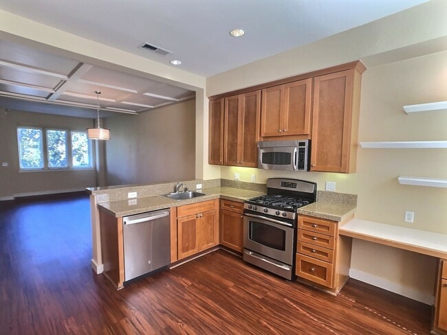 Building Photo - Ideally Located 3 Bedroom Townhouse with Cahill Park Views