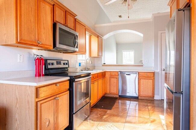 Building Photo - Spacious 4 Bedroom, 3 Bathroom Home in Cov...
