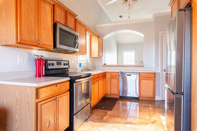 Building Photo - Spacious 5 Bedroom, 3 Bathroom Home in Cov...