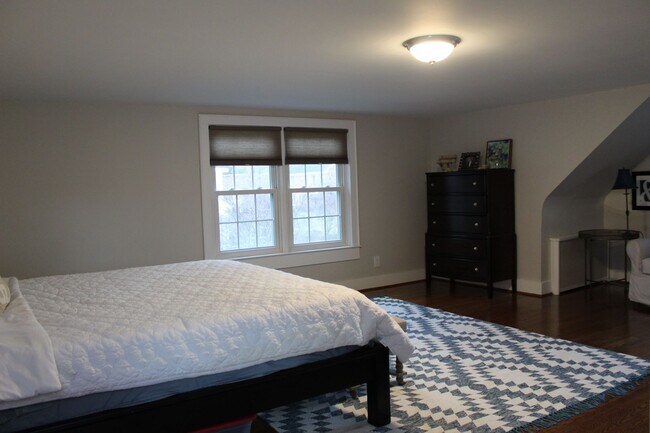 Building Photo - LARCHMONT