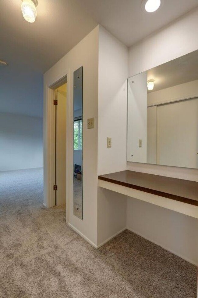 Building Photo - Spacious 4 Bedroom/3ba Bath Bellevue Home Available Now!