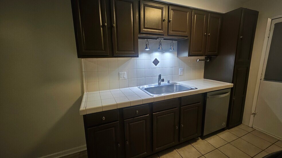 Building Photo - 2130 N Beachwood Dr