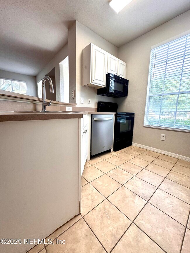 Building Photo - 13700 Richmond Park Dr N