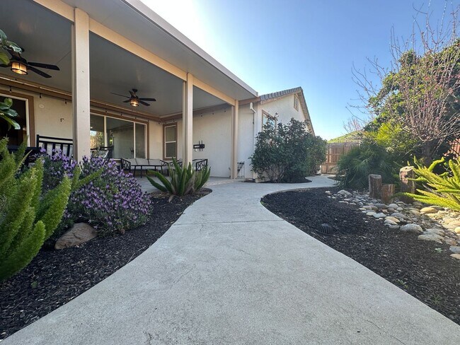 Building Photo - Gorgeous 4 Bedroom with Backyard Oasis wit...