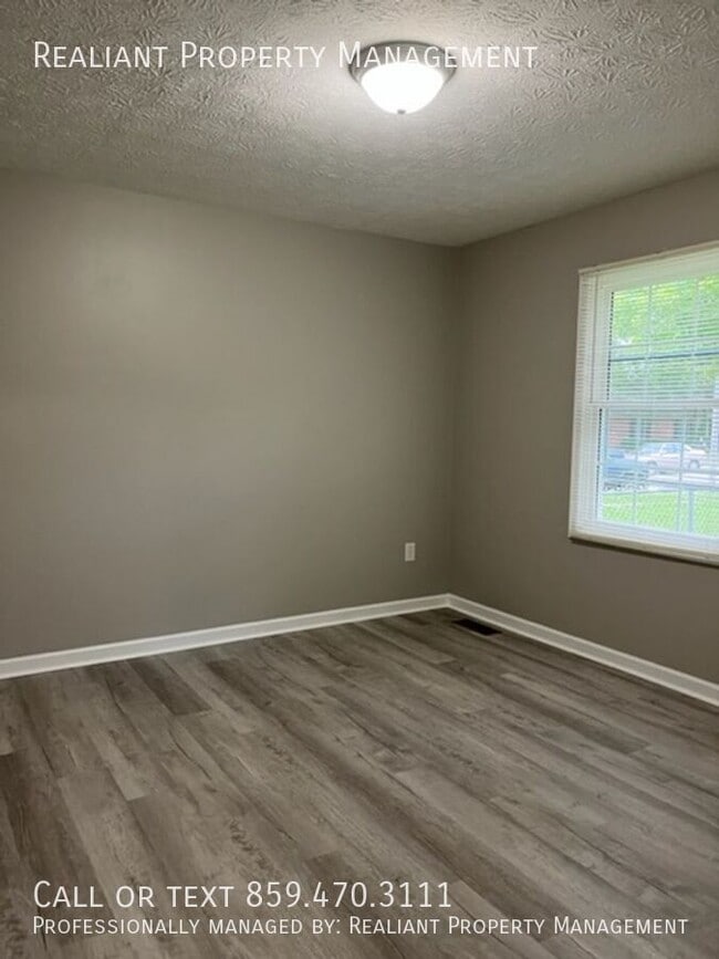 Building Photo - 620 Barefoot Dr