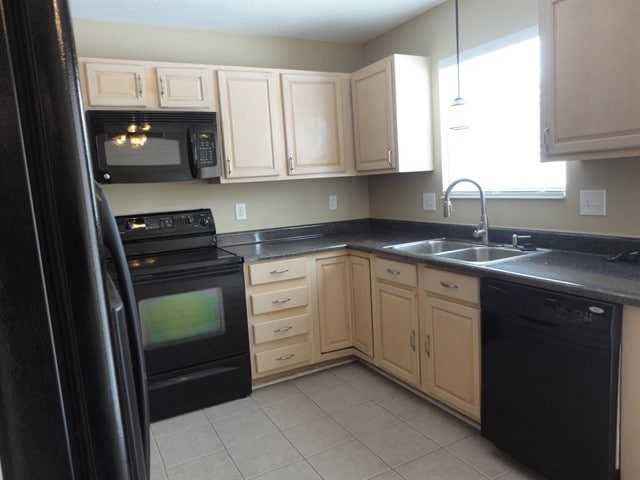 Building Photo - 2058 River Birch Dr