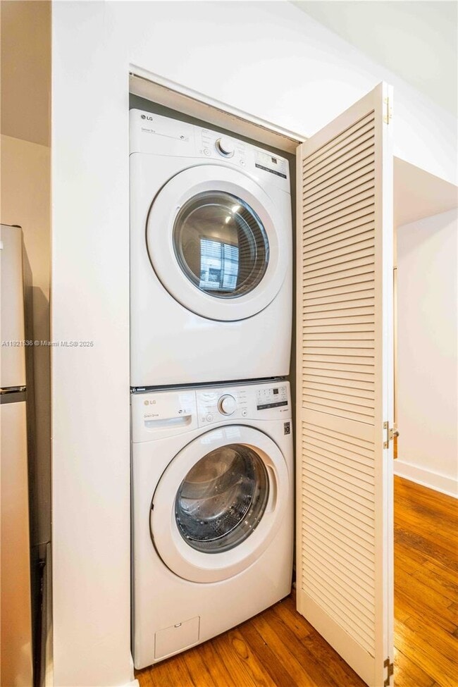 Building Photo - 2425 Flamingo Pl