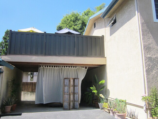 Balcony - 3347 Montrose Ave